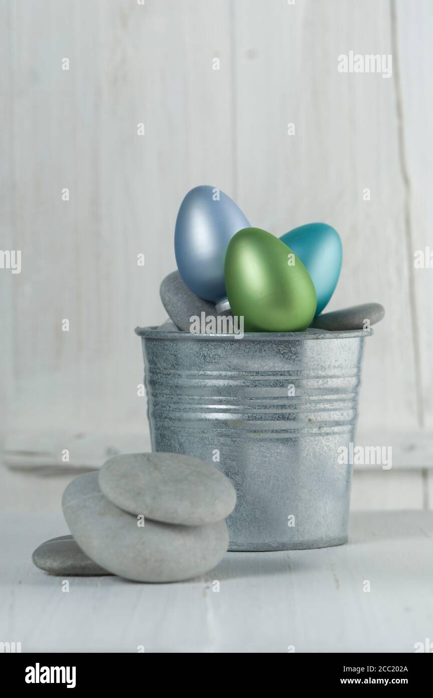 Œuf de Pâques avec des cailloux dans un bol Banque D'Images