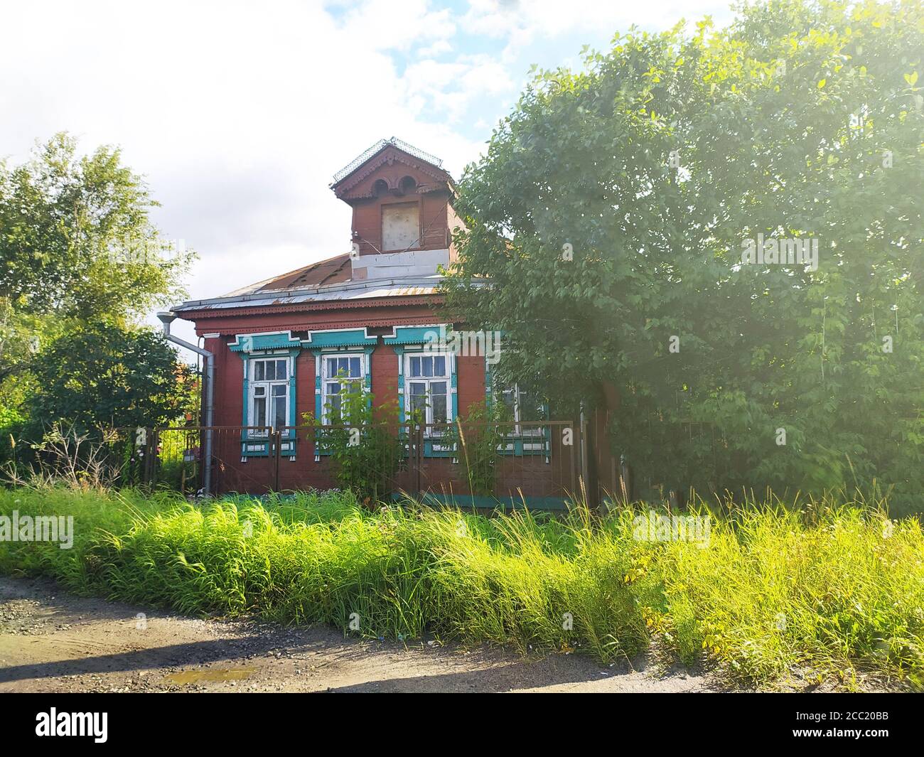 maison rustique en bois avec mezzanine sur une pelouse ensoleillée. Banque D'Images