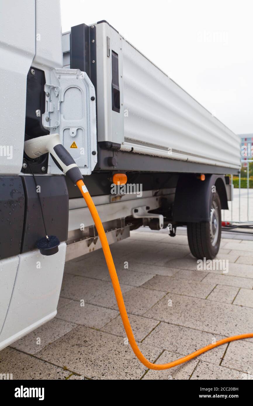 Allemagne, Baden Württemberg, Stuttgart, Electric truck en cours de charge Banque D'Images