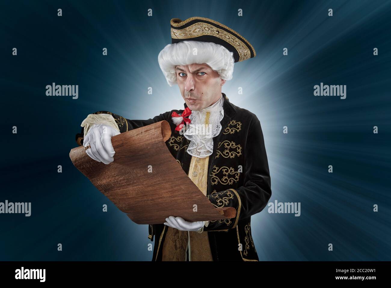 Portrait d'homme mûr en costume traditionnel de la lecture papier parchemin Banque D'Images