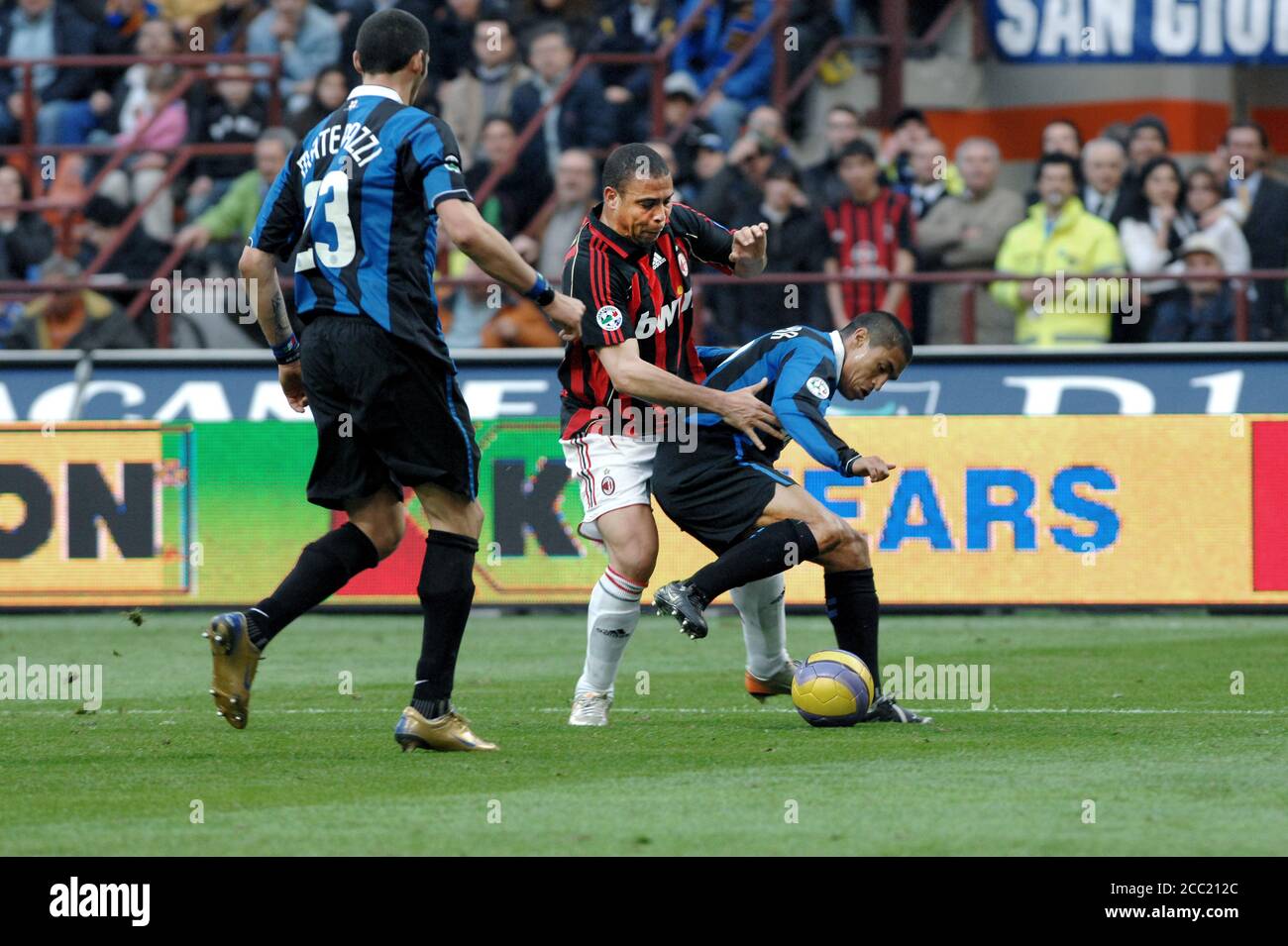 Milan Italie, 11 mars 2007, Stade Meazza, Championnat de football sérieux A 2006/2007, FC Inter - AC Milan: Ronaldo et Ivan Cordoba en action pendant le match Banque D'Images