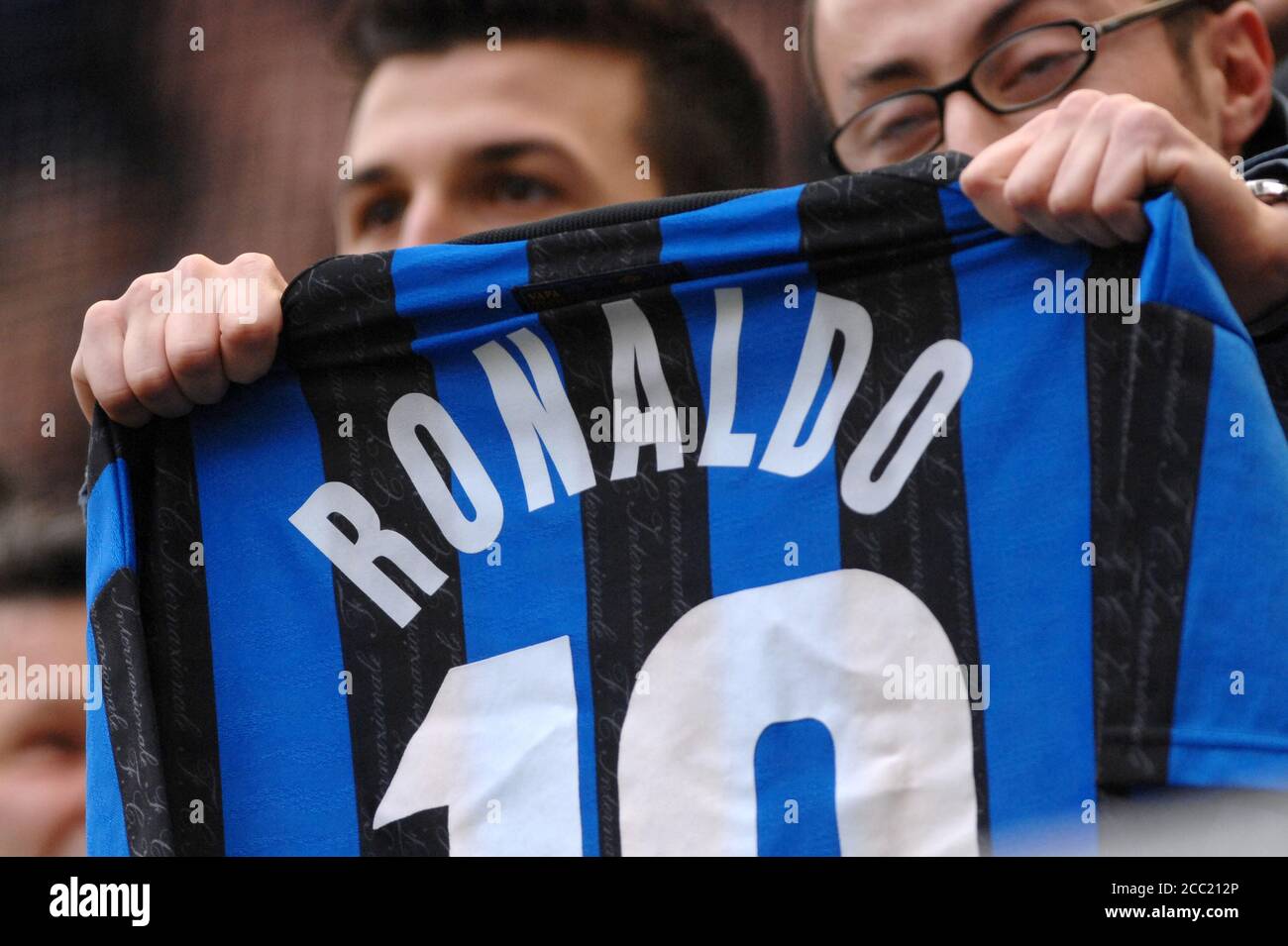 Milan Italie, 11 mars 2007, Stade Meazza, Championnat de football sérieux A 2006/2007, FC Inter - AC Milan: Inter fan avec un vieux T-shirt Ronaldo Banque D'Images