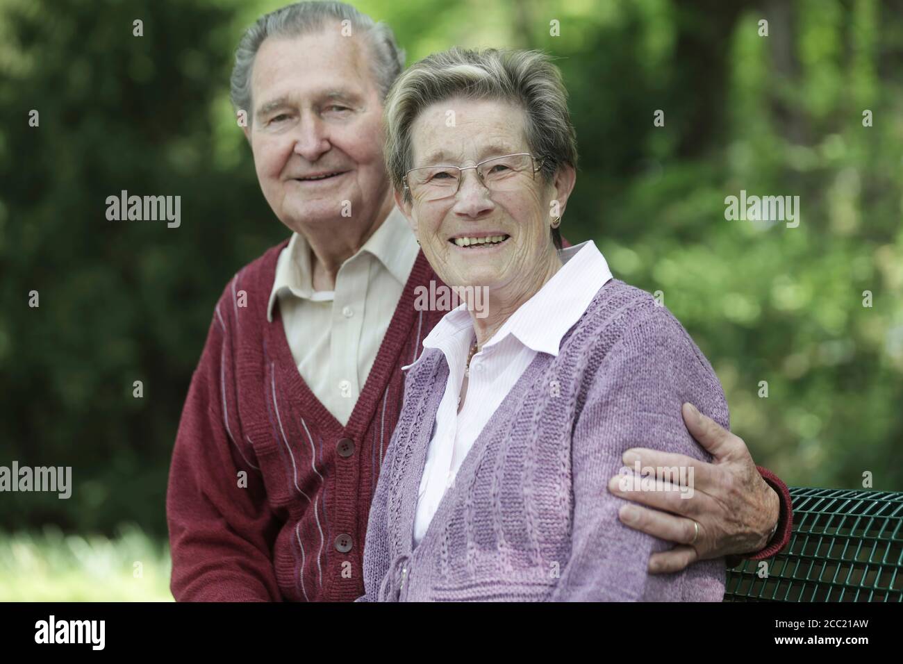 Allemagne, Cologne, Portrait de senior couple in park, smiling Banque D'Images