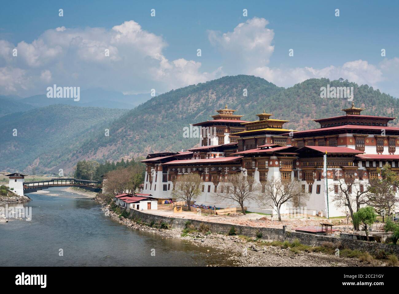 Le Bhoutan, vue de Punakha Dzong du riverside Banque D'Images