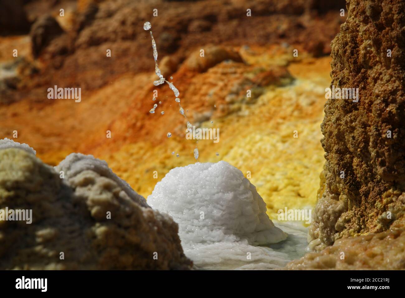 L'Éthiopie, Désert de Danakil, lac Assal, l'éruption du Geyser Banque D'Images