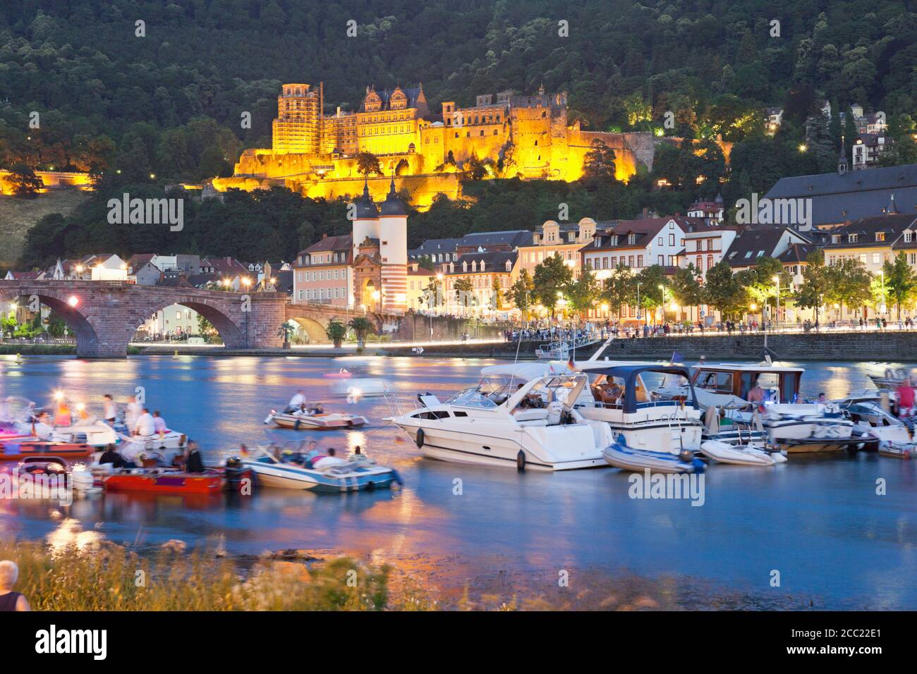 Allemagne, Heidelberg, les gens en bateau sur la rivière Neckar avec château en arrière-plan Banque D'Images
