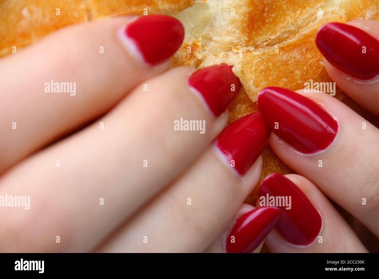 BOZEN, ITALIE - 11 juin 2020 : fille aux ongles rouges mangeant un sandwich  Photo Stock - Alamy