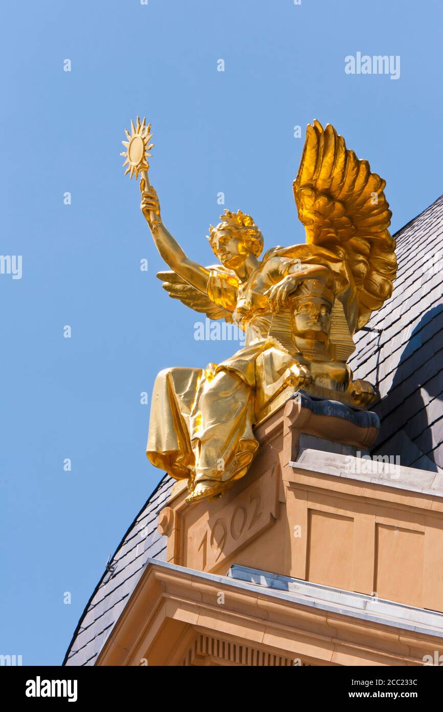Allemagne, Thuringe, Gera, vue de la sculpture Genius sur le dessus du bâtiment de théâtre Banque D'Images