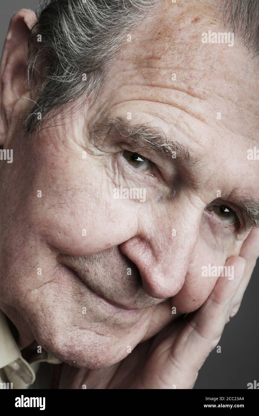 Portrait of senior man smiling, portrait Banque D'Images