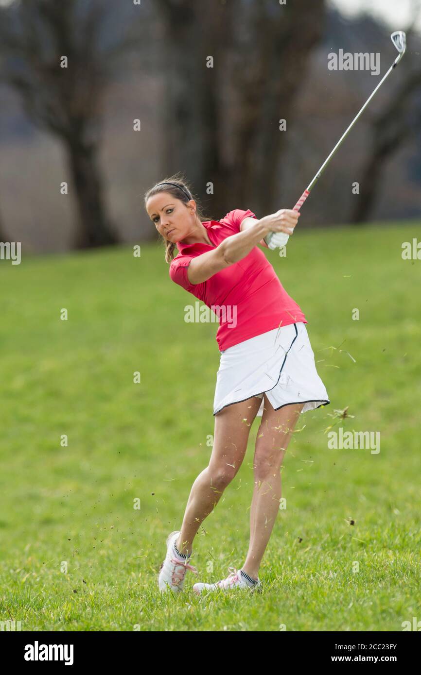 Germany, Bavaria, young woman playing golf Banque D'Images