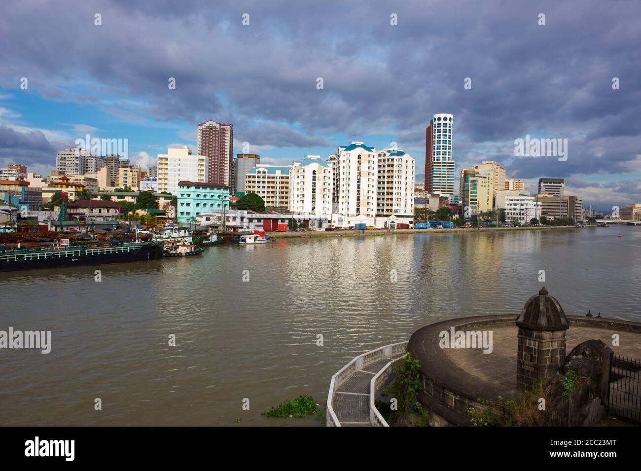 Philippines, île de Luzon, Manille, vue générale depuis les intramuros, rivière Pasig Banque D'Images