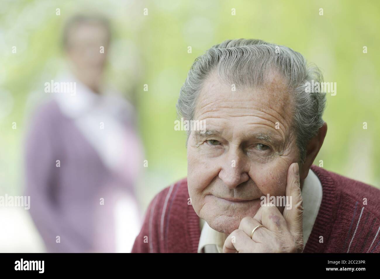 Allemagne, Cologne, Portrait de senior couple in park Banque D'Images