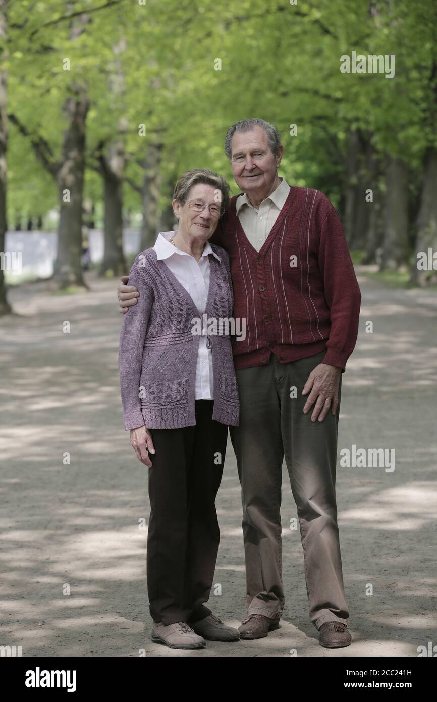 Allemagne, Cologne, Portrait de senior couple in park, smiling Banque D'Images