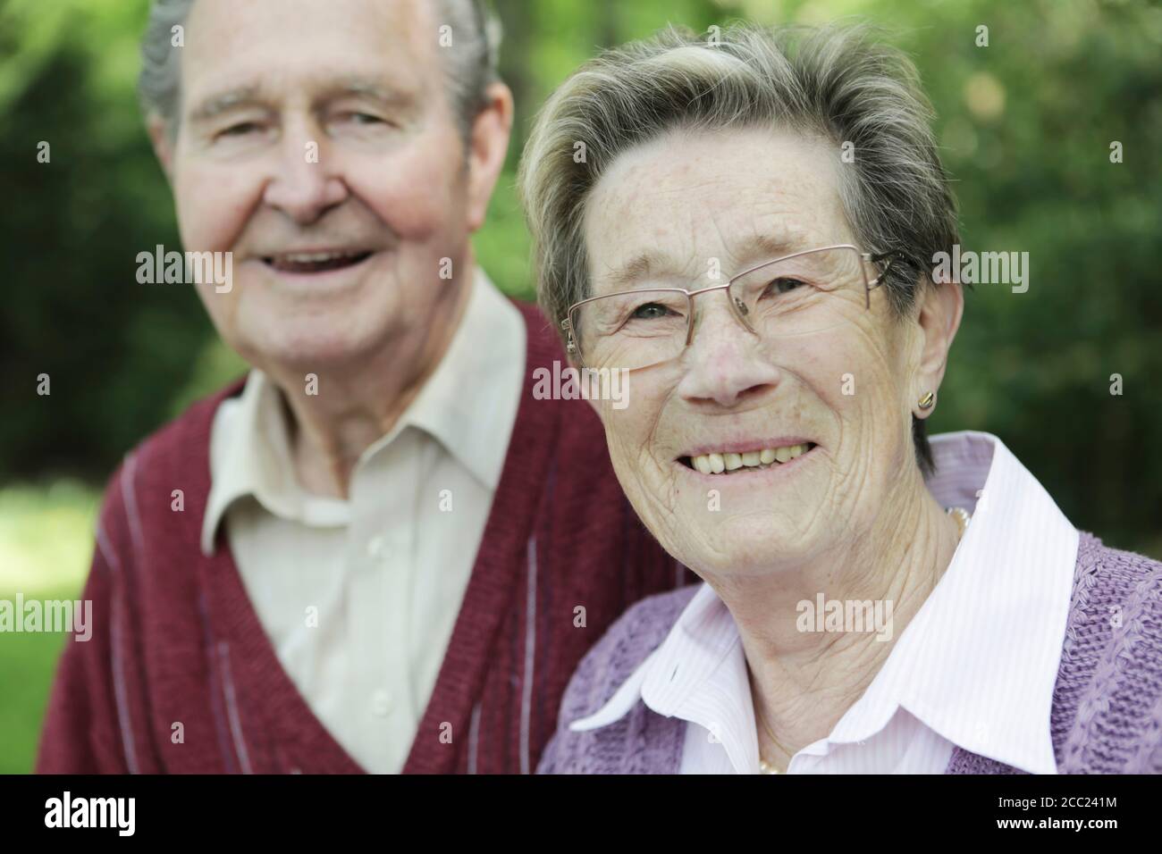 Allemagne, Cologne, Portrait de senior couple in park, smiling Banque D'Images
