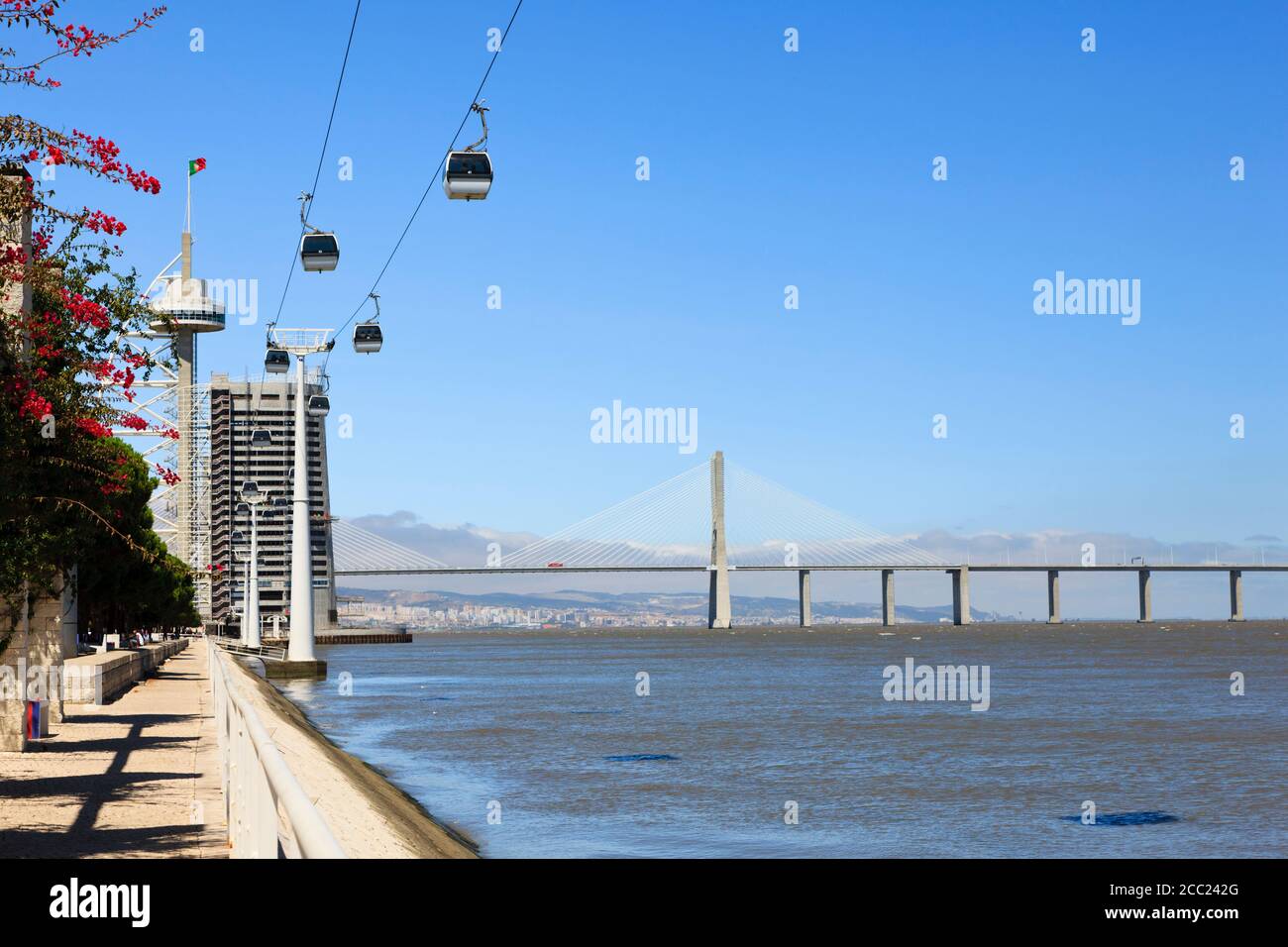 Europe, Portugal, Lisbonne, Parque das Nacoes, vue sur le pont Vasco da Gama et la tour Vasco da Gama avec téléphérique au-dessus du Tage Banque D'Images