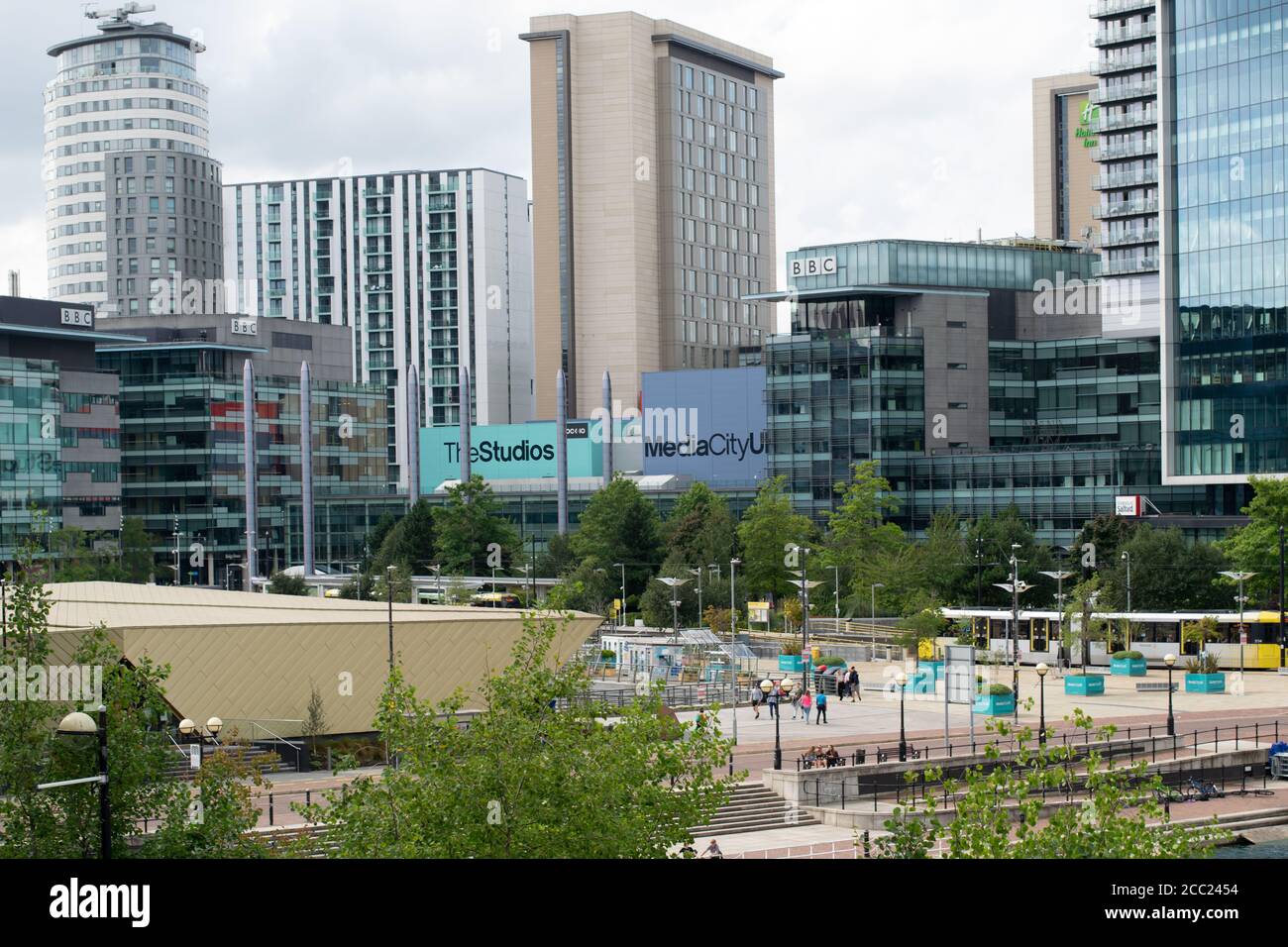 Media City, Salford Quays, Manchester, Royaume-Uni. Prise de vue aérienne avec BBC, Université de Salford et tramway Metrolink . Banque D'Images