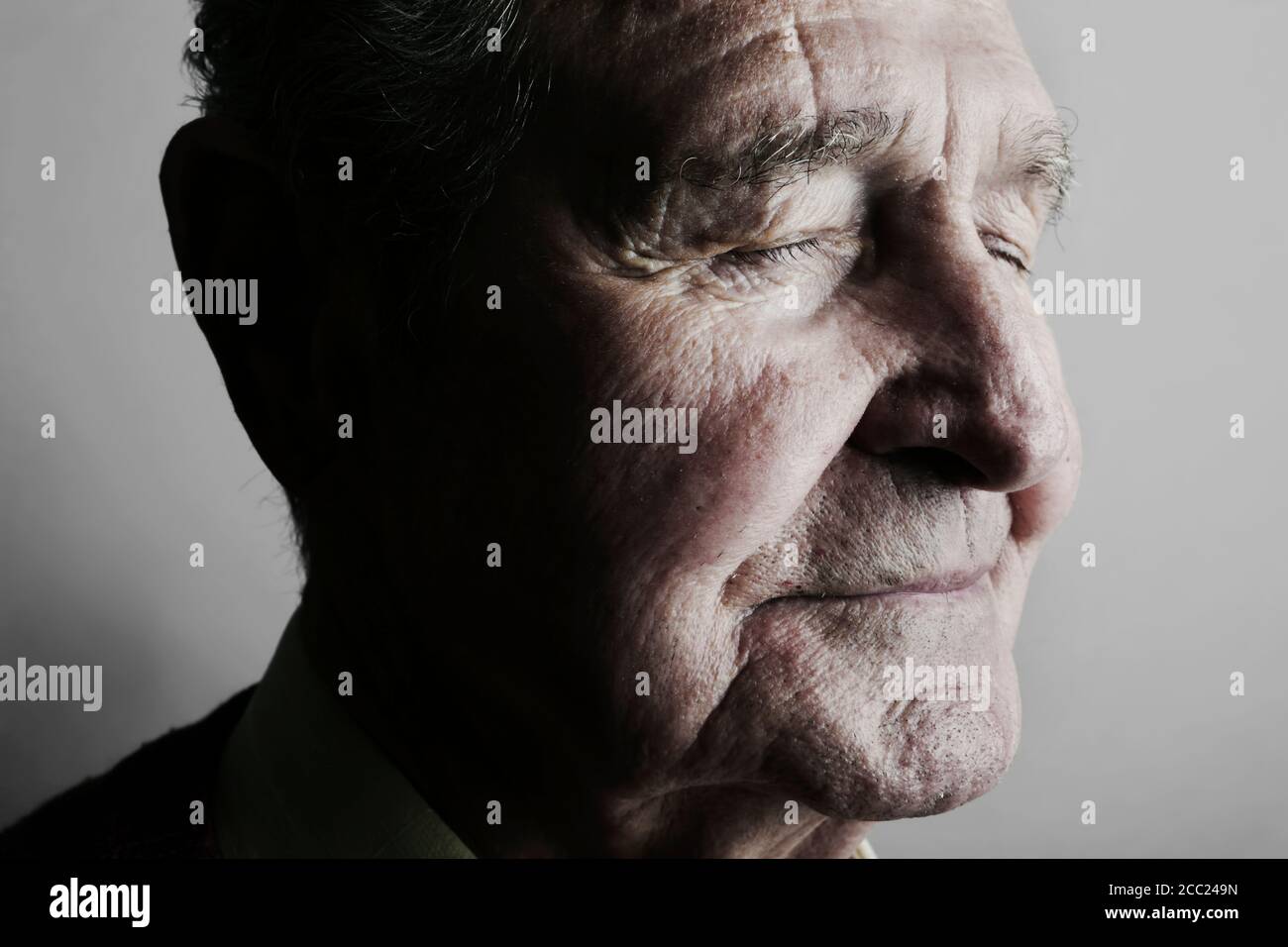 Les yeux fermés, Senior mans close up Banque D'Images