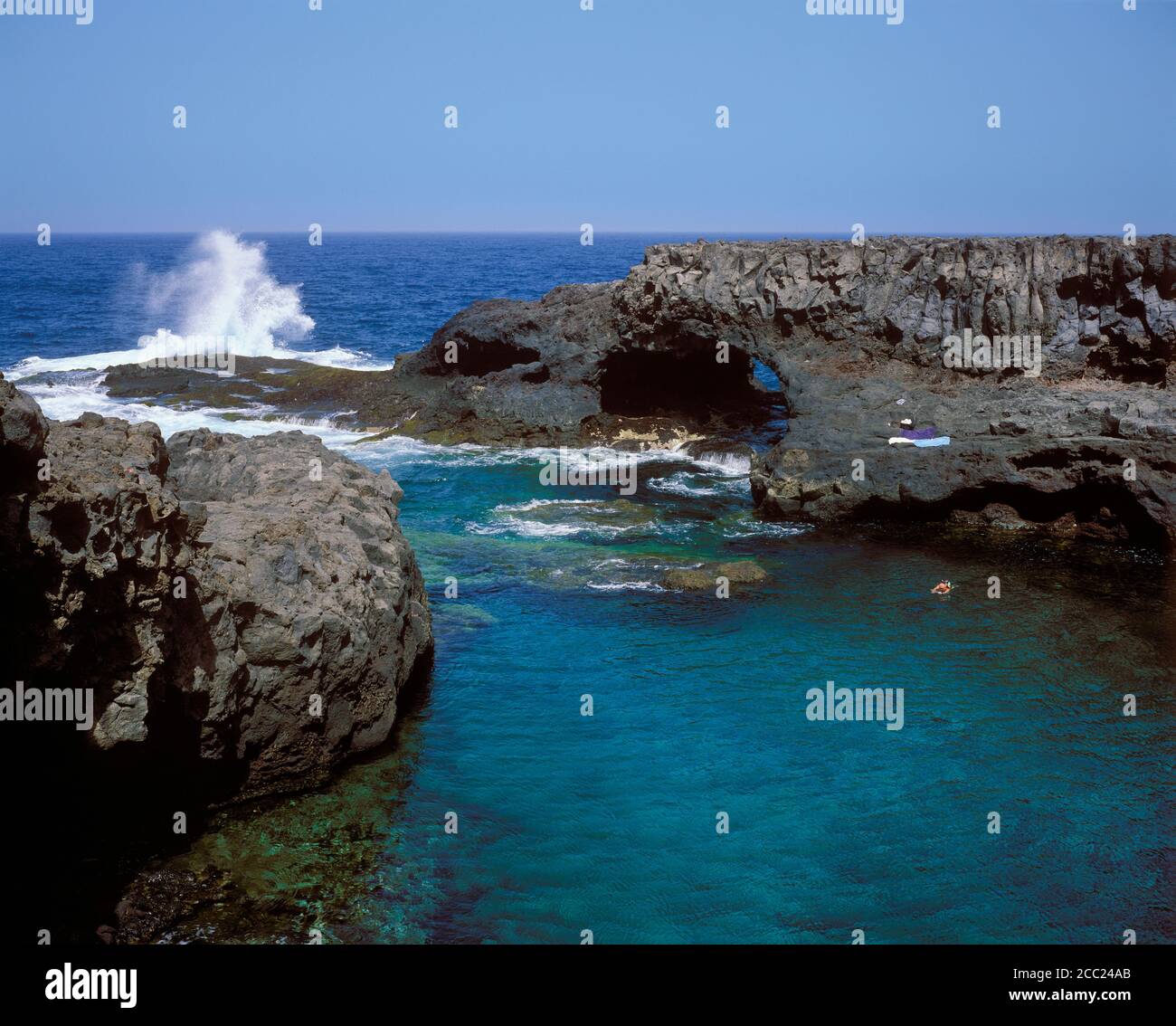 Espagne, Canaries, El Hierro, Charco Manso, vue sur mer avec rock formation Banque D'Images