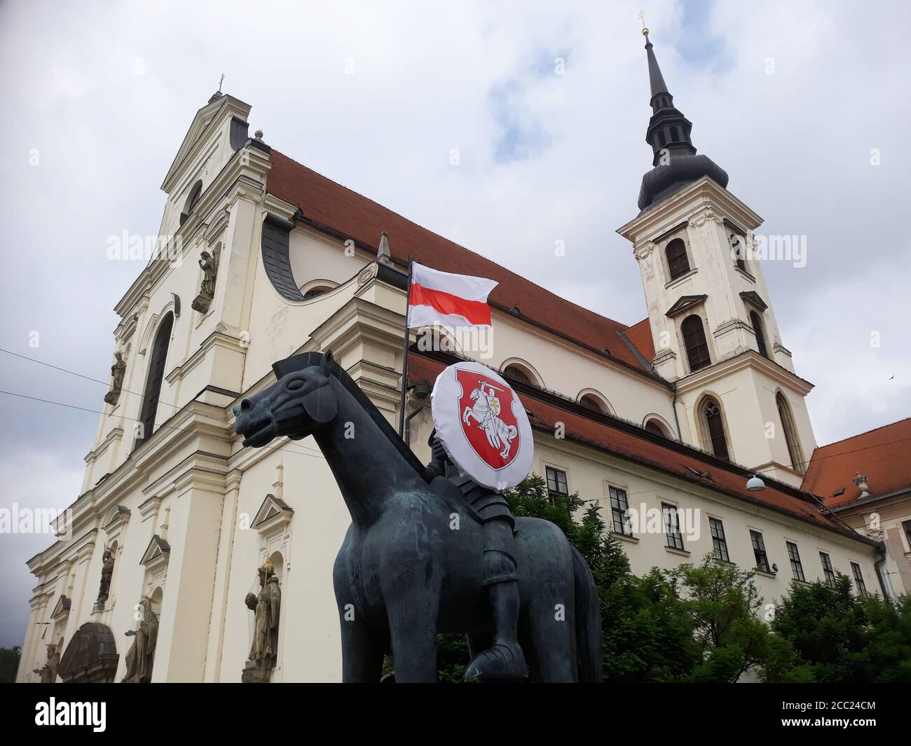 Brno, République tchèque. 17 août 2020. Drapeau historique et emblème de l'État du Bélarus sur la statue équestre de Moravian Margrave Jost à Brno, République tchèque, 8 août 2020. Les Biélorusses qui vivent à Brno ont donné l’élan nécessaire au placement des deux symboles, expression d’un soutien aux manifestations antigouvernementales à Minsk. Crédit : Jan Tomandl/CTK photo/Alay Live News Banque D'Images