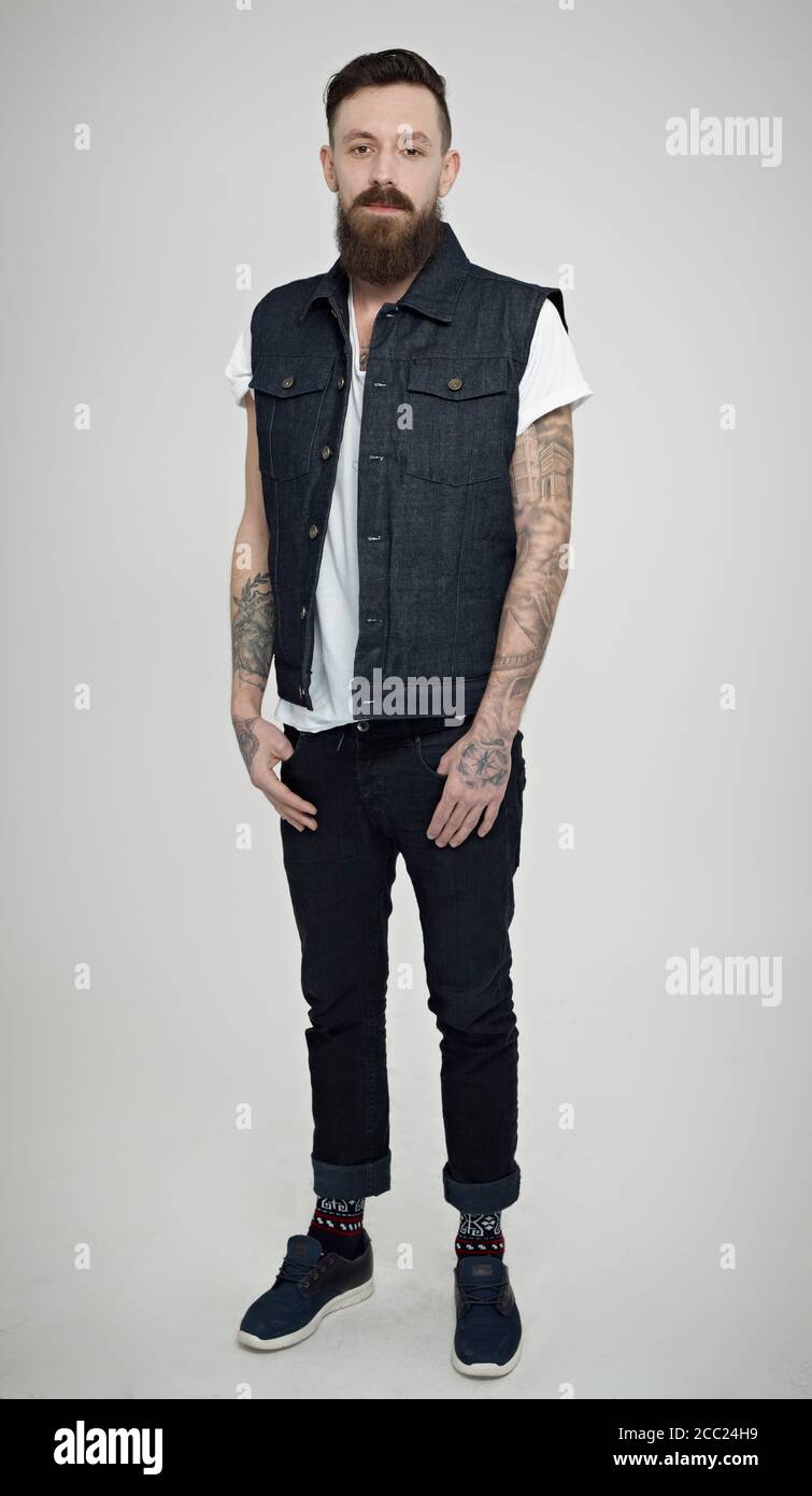 Portrait of young man with hands in pocket Banque D'Images