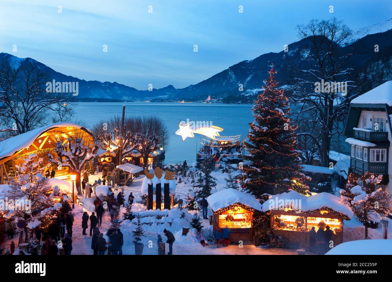 Autriche, Salzkammergut, vue sur le marché de noël à Strobl am Wolfgangsee Banque D'Images