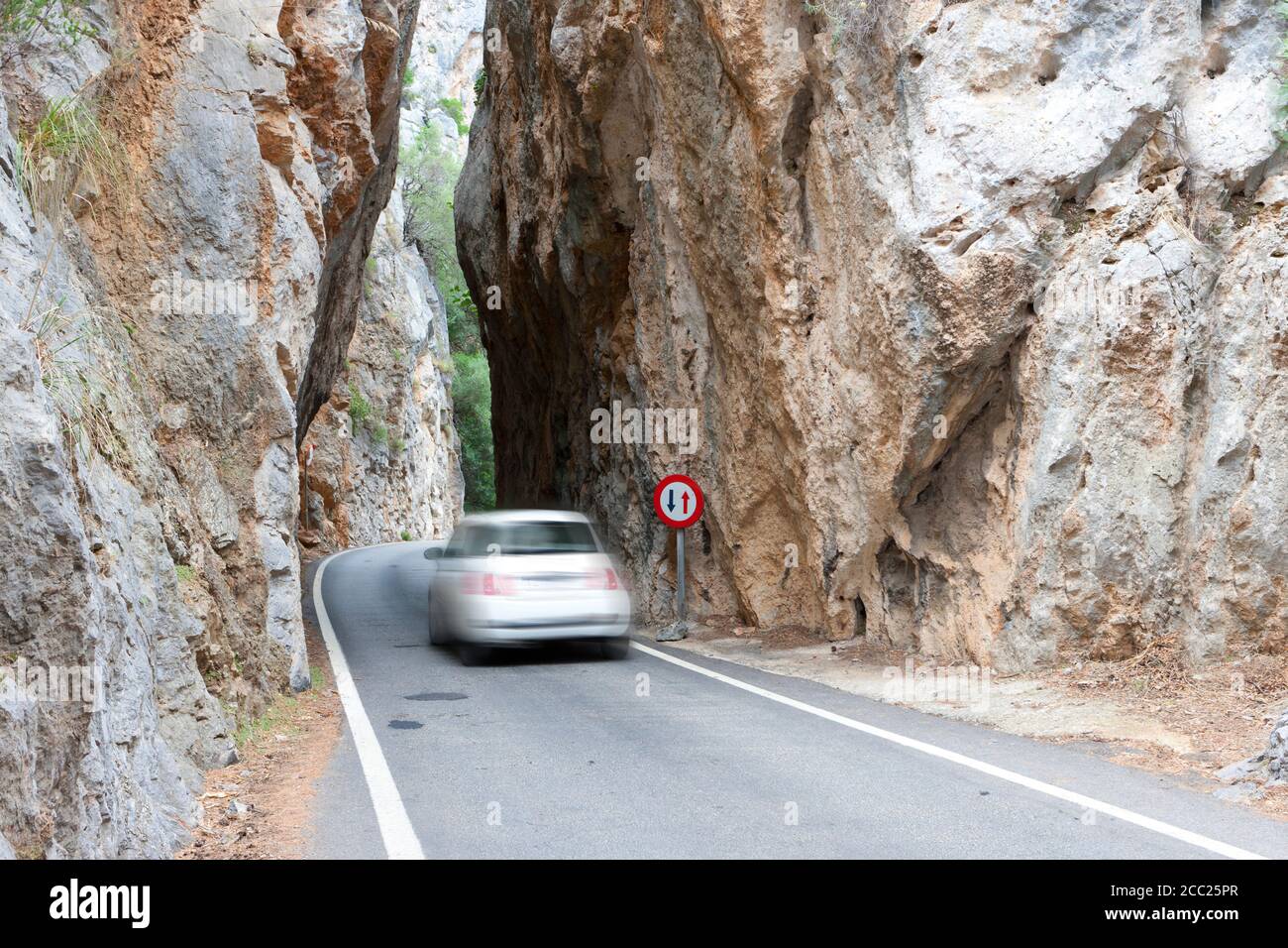 Espagne, Majorque, vue de voiture dans des galeries étroites Banque D'Images
