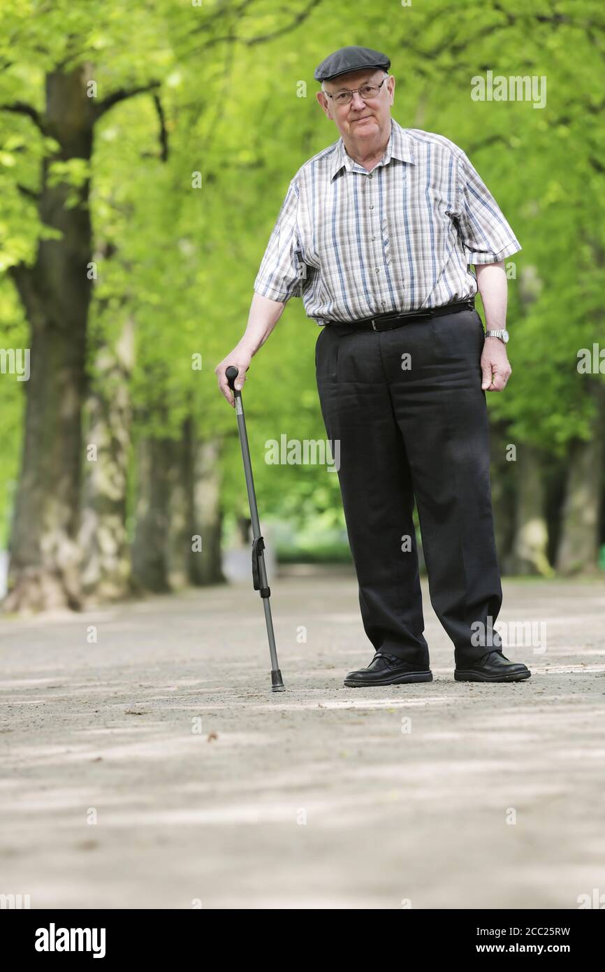 L'Allemagne, en Rhénanie du Nord-Westphalie, Cologne, Portrait of senior man with walking stick in park Banque D'Images