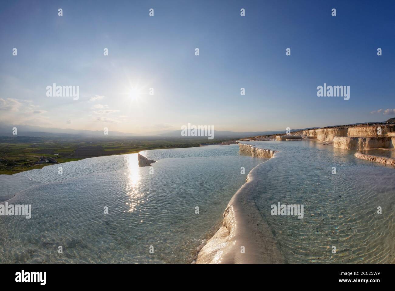 Turquie, vue de terrasses en travertin de Pamukkale Banque D'Images