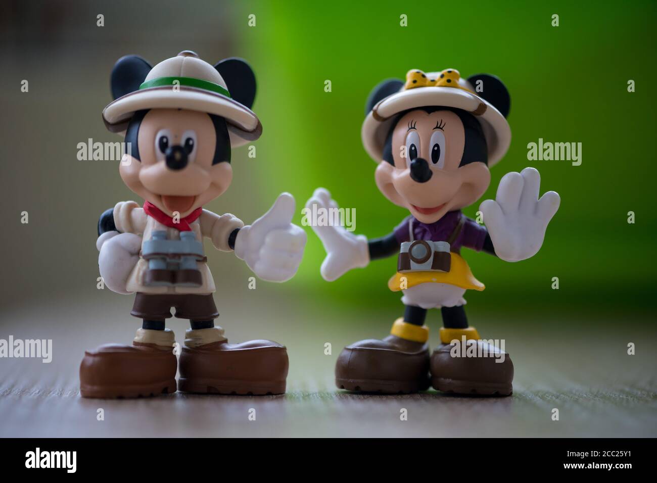 TIMISOARA, ROUMANIE - 19 JANVIER 2019 : gros plan des figurines Mickey Mouse et Minnie Mouse sur une table en bois. Mise au point sélective. Banque D'Images