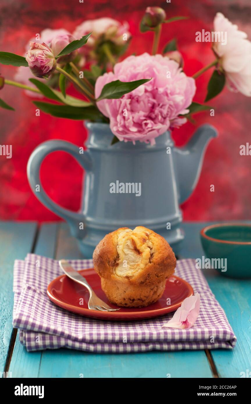 Muffins pomme cannelle avec fleurs de pivoines en arrière-plan Banque D'Images