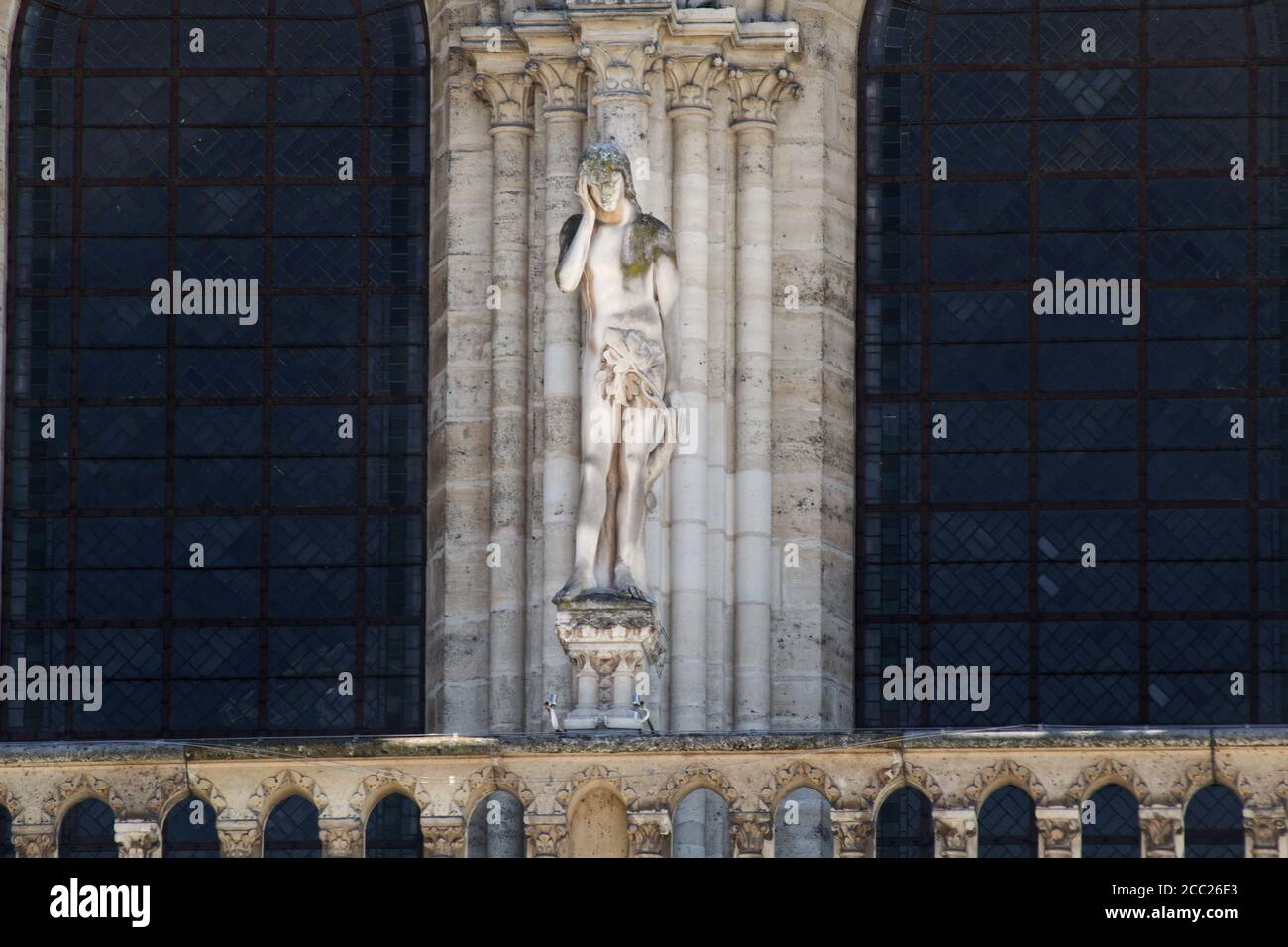 Adam - balustrade de la façade ouest de notre-Dame de Paris - Statue ajoutée par E. Viollet-le-Duc lors de la restauration de la cathédrale au XIXe siècle Banque D'Images Adam - balustrade de la façade ouest de notre-Dame de Paris - Statue ajoutée par E. Viollet-le-Duc lors de la restauration de la cathédrale au XIXe siècle Banque D'Images