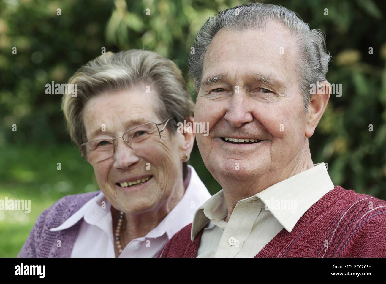 Allemagne, Cologne, Portrait of senior couple sitting in park, smiling Banque D'Images