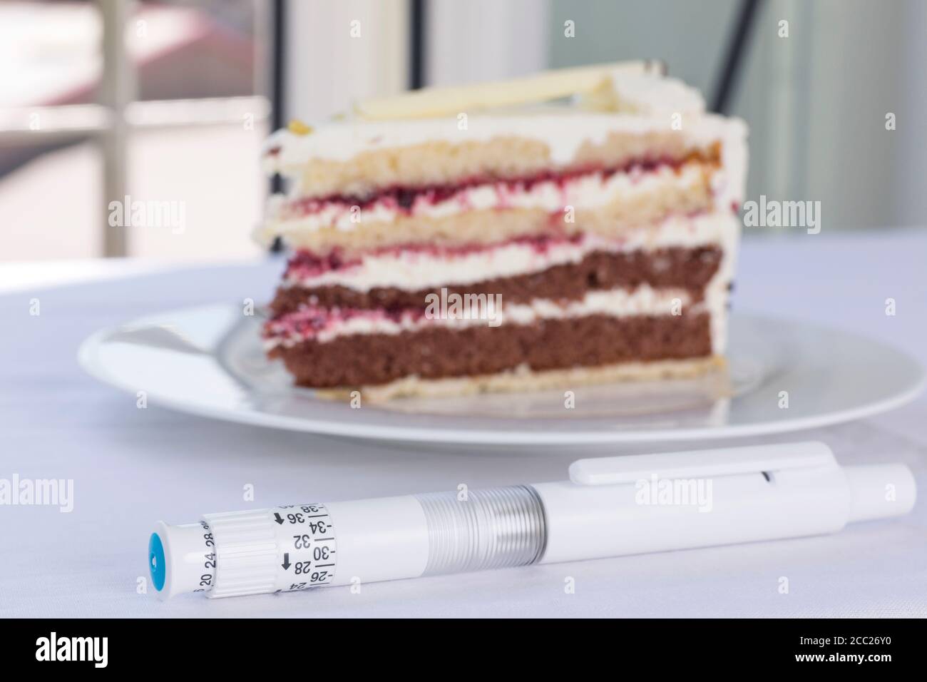 Allemagne, Fribourg, morceau de tarte à la crème de cerise, avec stylo à insuline Banque D'Images