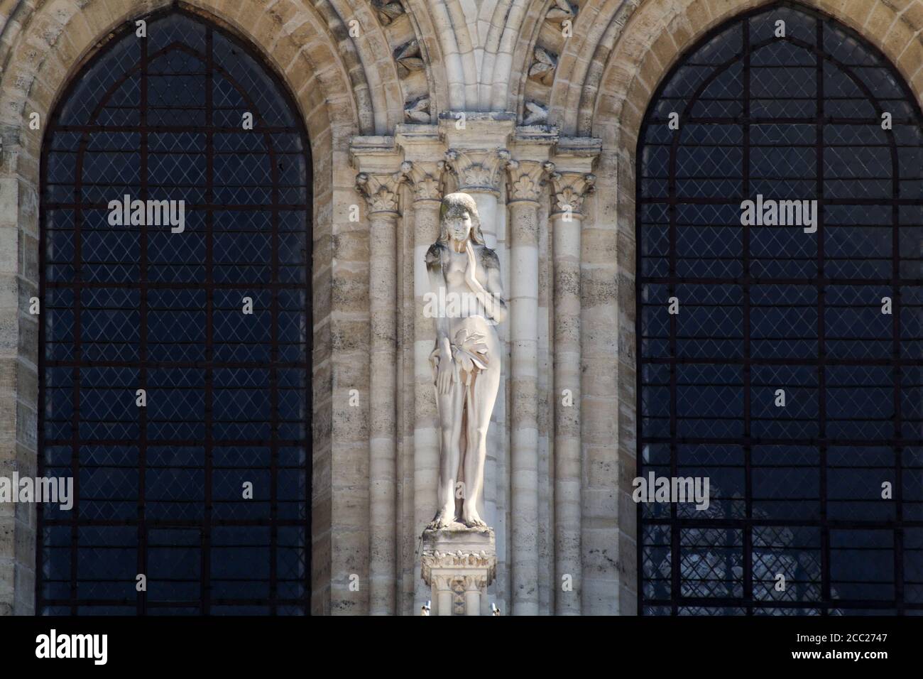 Eve - balustrade de la façade ouest de notre-Dame de Paris - Statue ajoutée par E. Viollet-le-Duc lors de la restauration de la Cathédrale au 19 ème siècle Banque D'Images Eve - balustrade de la façade ouest de notre-Dame de Paris - Statue ajoutée par E. Viollet-le-Duc lors de la restauration de la Cathédrale au 19 ème siècle Banque D'Images