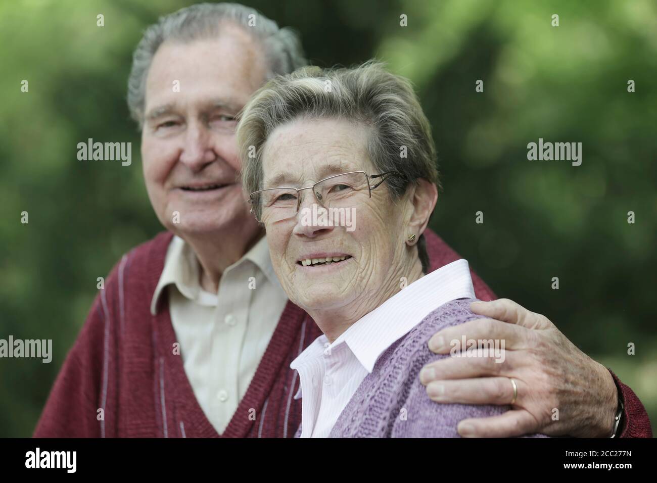 Allemagne, Cologne, Portrait de senior couple in park, smiling Banque D'Images