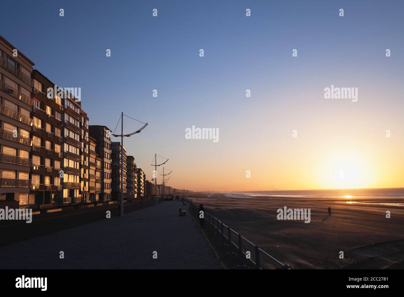 La Belgique, la Flandre, la vue sur la plage et le développement d'au coucher du soleil Banque D'Images