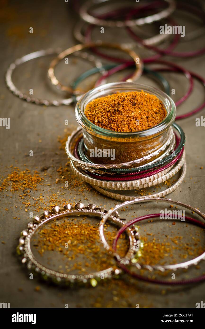 Bangles indiens avec pot de garam masala, Close up Banque D'Images