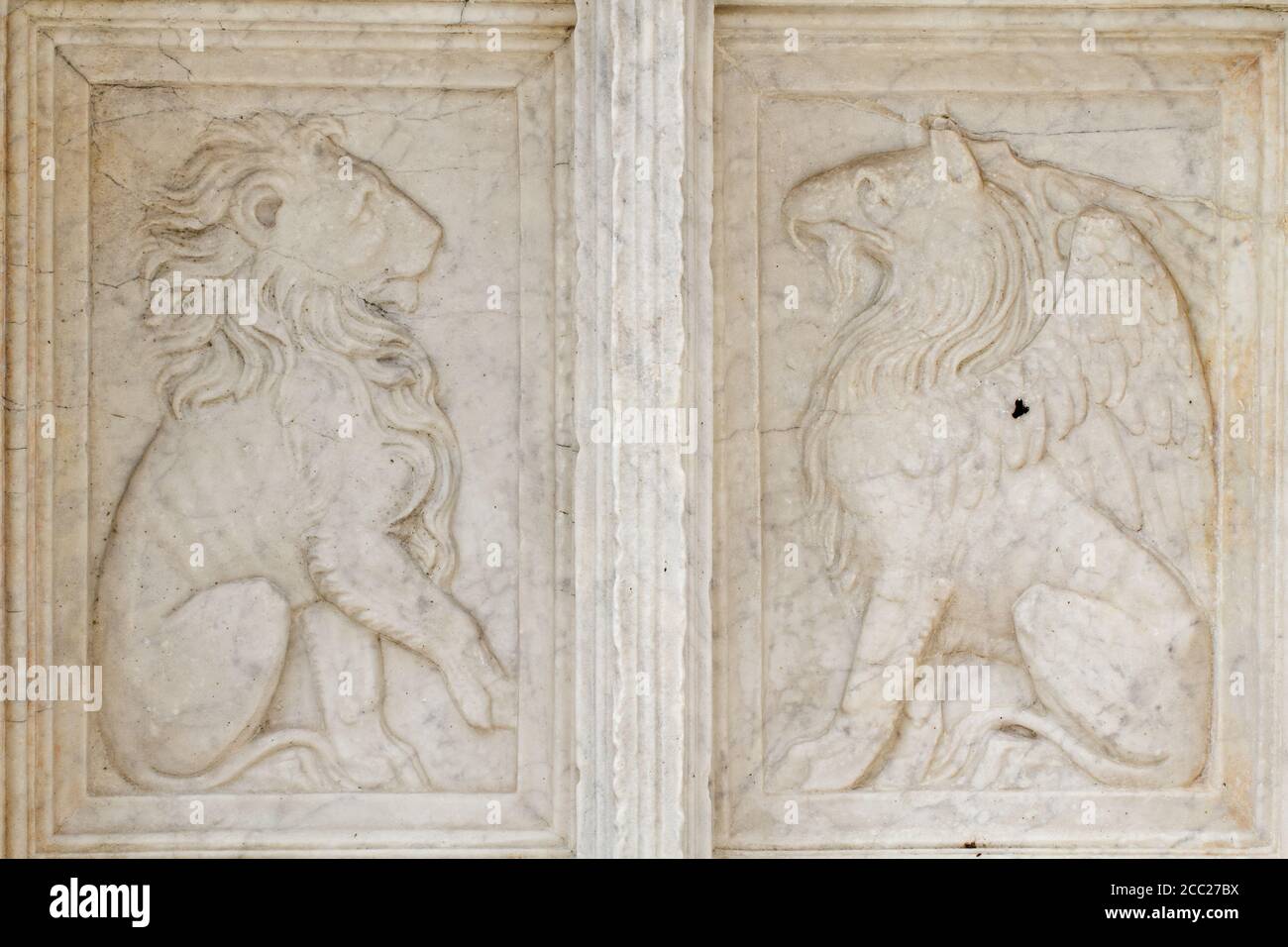 Le Griffin et le Lion- détail de Fontana Maggiore (1275), un chef-d'œuvre de sculpture médiévale symbole de la ville de Pérouse - Italie Banque D'Images