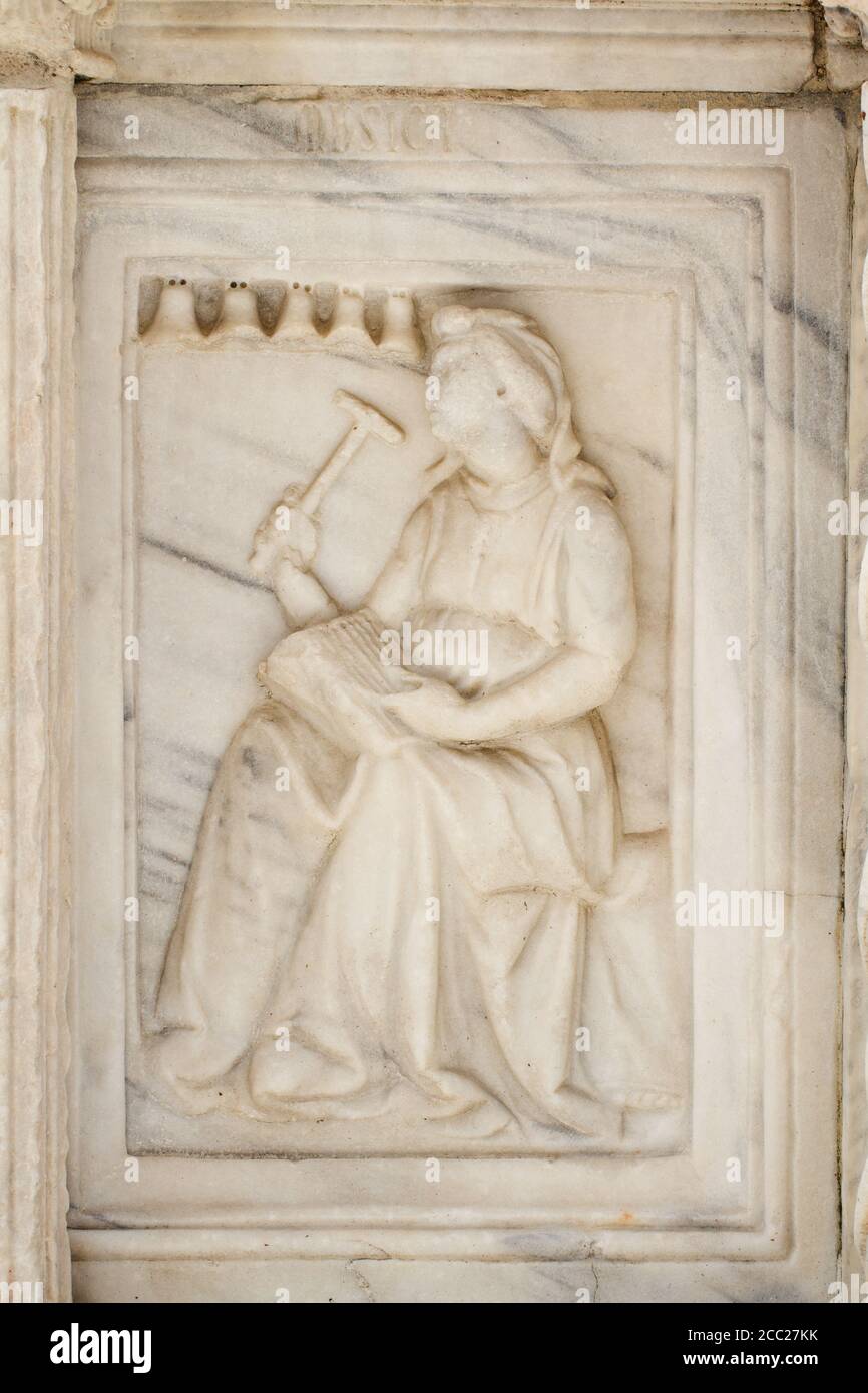 Musique - détail de Fontana Maggiore (1275), un chef-d'œuvre de sculpture médiévale symbole de la ville de Pérouse - Italie Banque D'Images