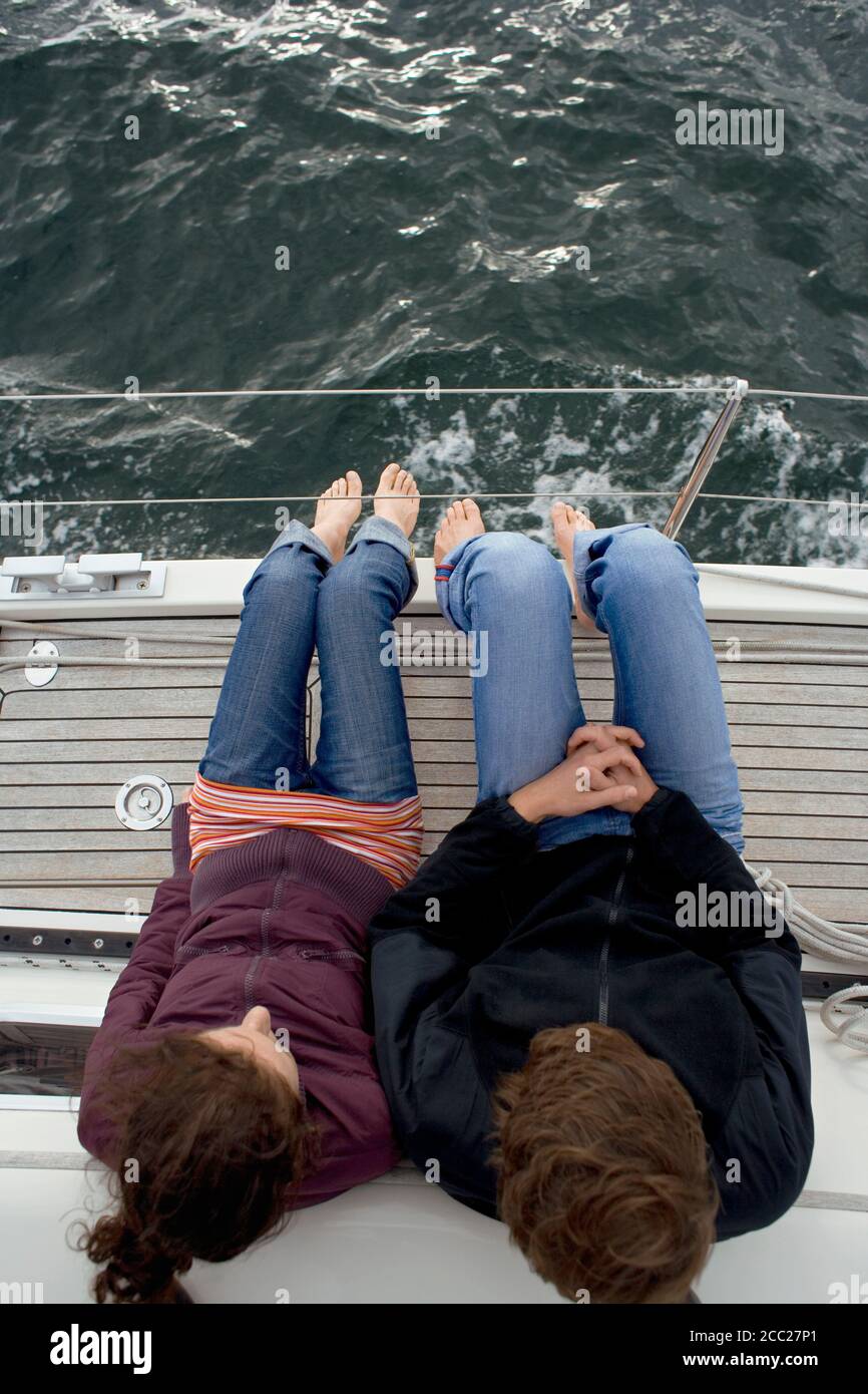Allemagne, mer Baltique, Lübecker Bucht, jeune couple sur bateau à voile Banque D'Images
