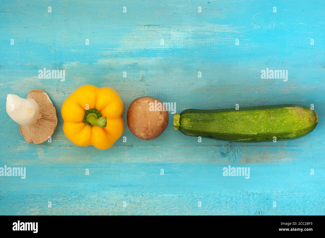 Les courgettes, les champignons et le poivron jaune sur la table, Close up Banque D'Images