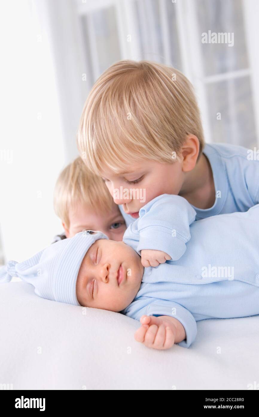 Bebe Fille 2 Mois Boy 2 3 Ans Et Garcon 4 5 Ans Portrait Photo Stock Alamy