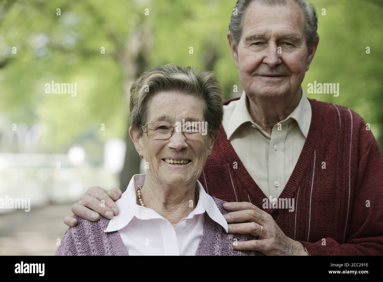 Allemagne, Cologne, Portrait de senior couple in park, smiling Banque D'Images