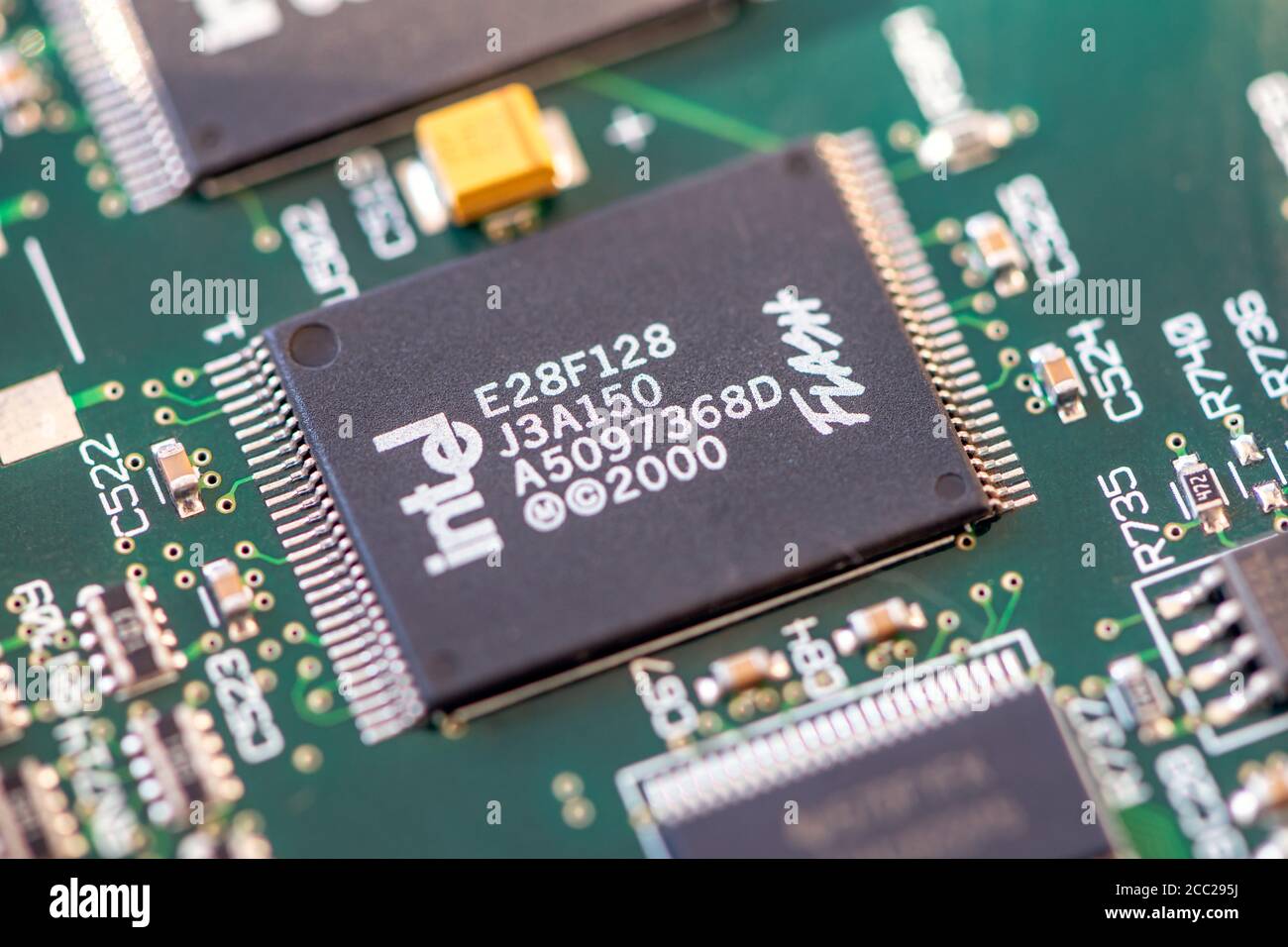 Timisoara, Roumanie - 30 avril 2020 : gros plan d'une mémoire Intel E28F128 J3A150 StrataFlash. Composants électroniques. Banque D'Images