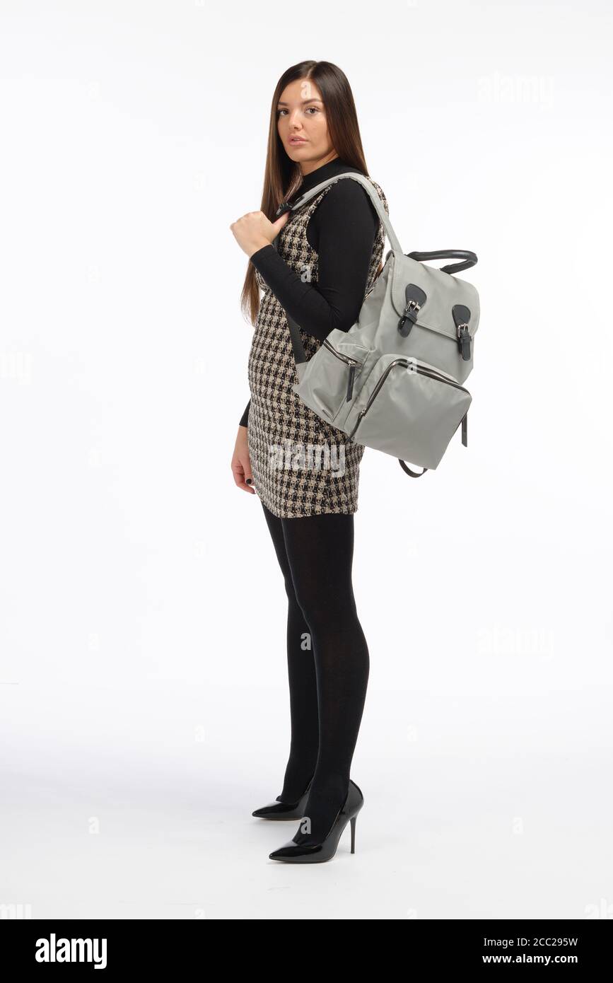 Fille avec un sac sur fond blanc. Banque D'Images