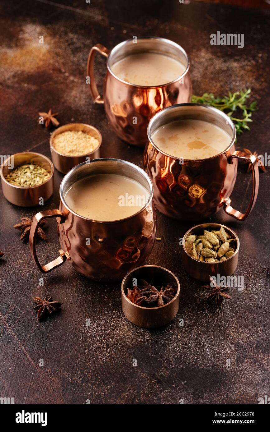 thé masala dans des tasses en bronze Banque D'Images