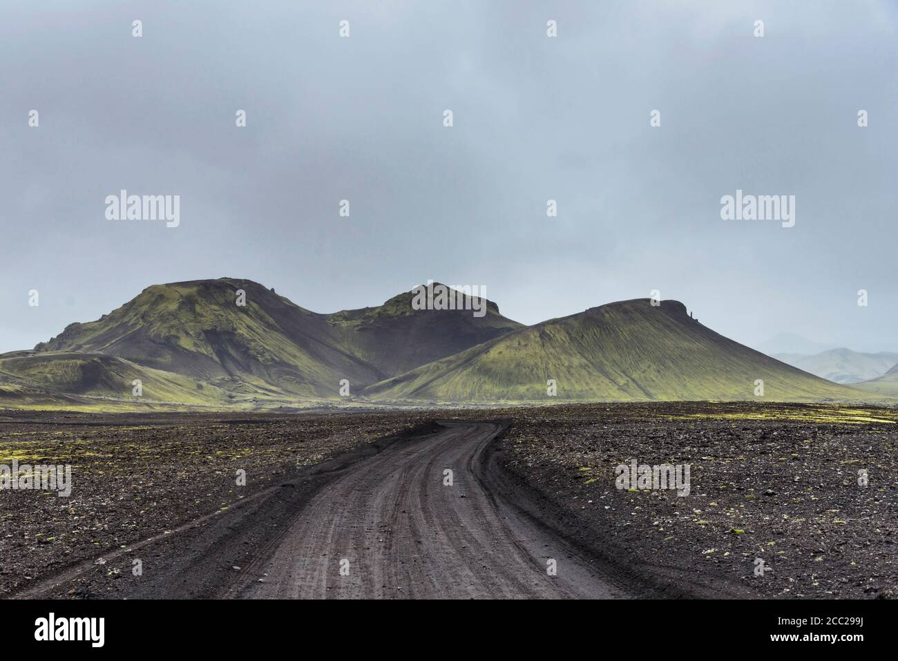 Route à travers des highlands sur Landmannalaugar à l'Islande Banque D'Images