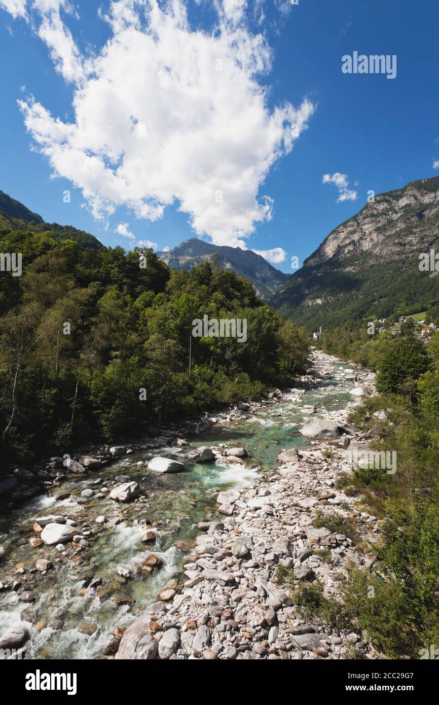 L'Europe, Suisse, vue de la rivière Verzasca Banque D'Images