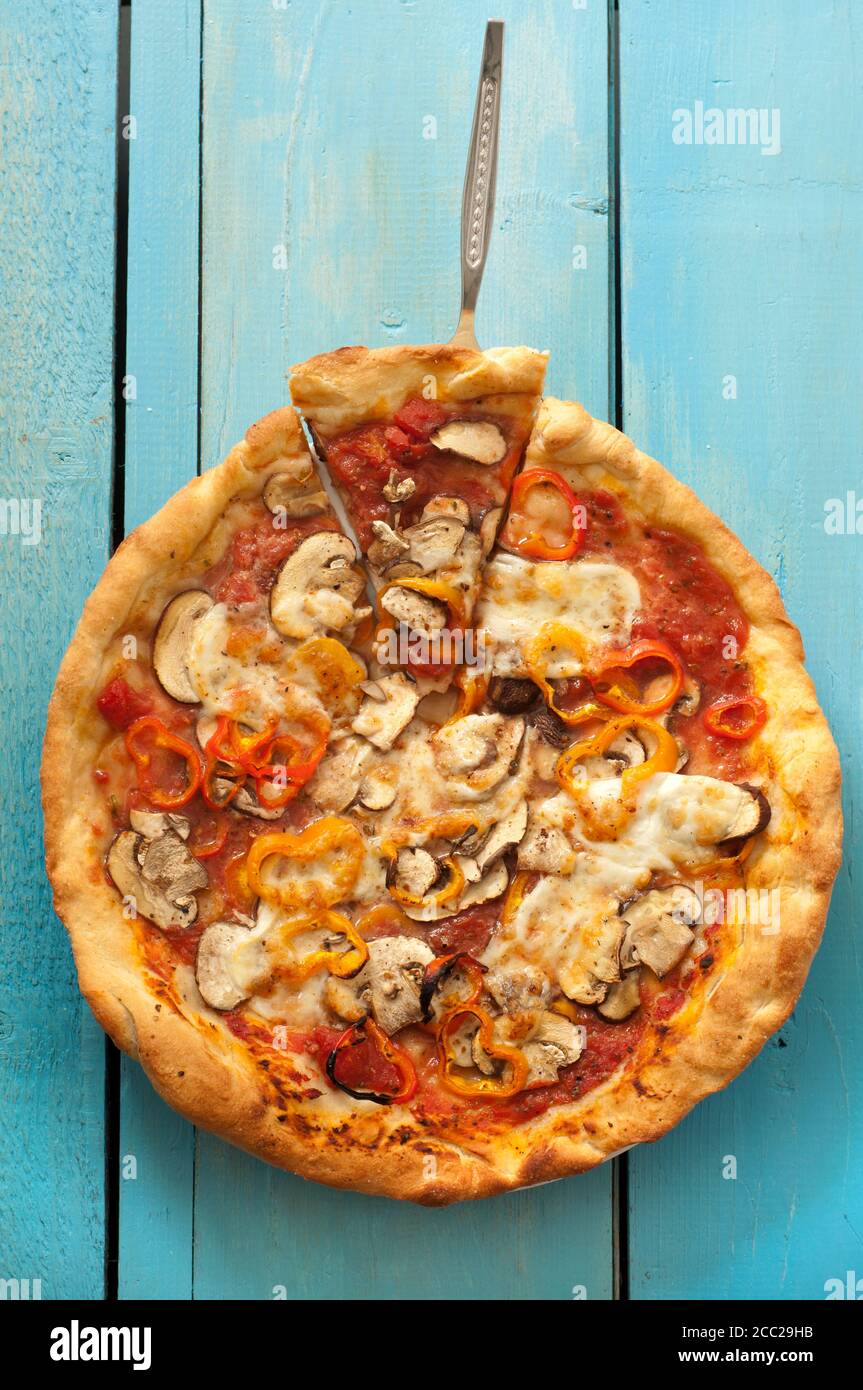 Pizza à la mozzarella, curcuma, poivre et champignons sur table, Close up Banque D'Images