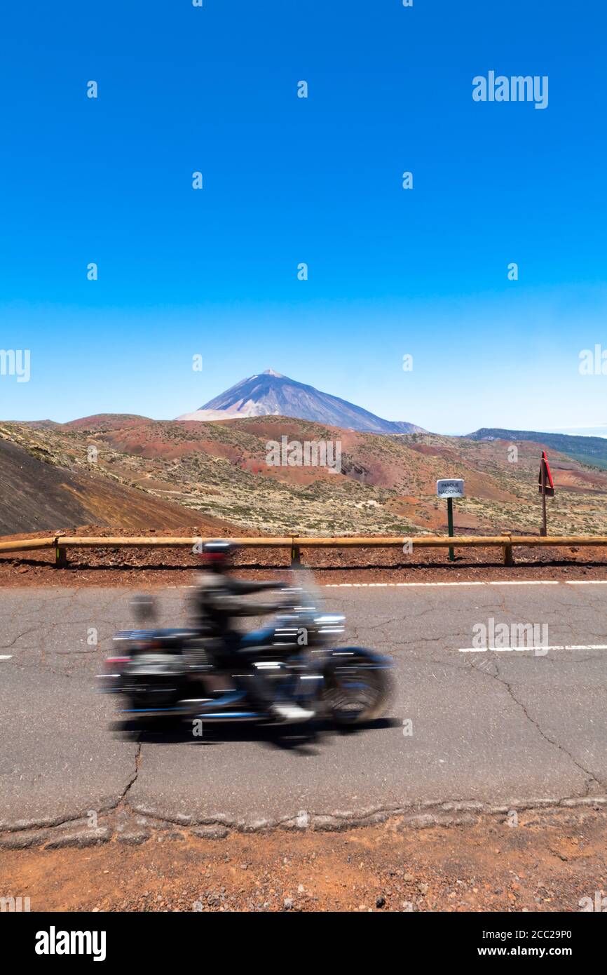 L'Espagne, l'avis de moto sur route au Parc National du Teide Banque D'Images